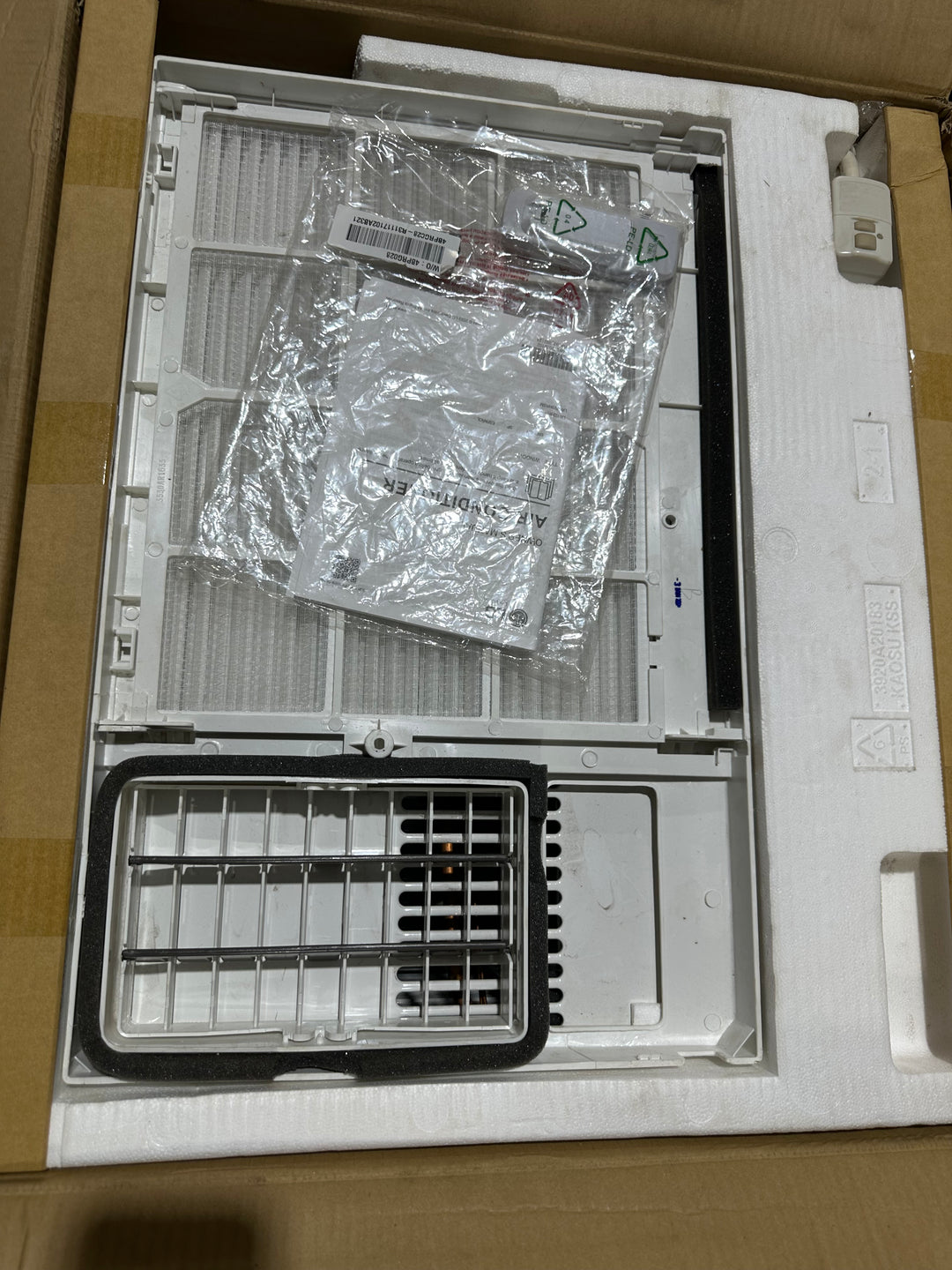 LG Electronics 550-sq ft Window Air Conditioner with Heater with Remote ( 230-Volt , 12000-BTU ) (USED)