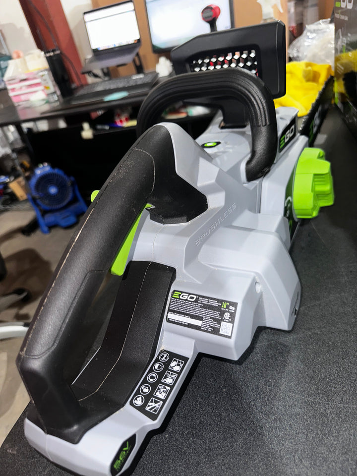 Motosierra EGO POWER+ de 56 voltios y 18 pulgadas con batería de 5 Ah (batería y cargador incluidos)
