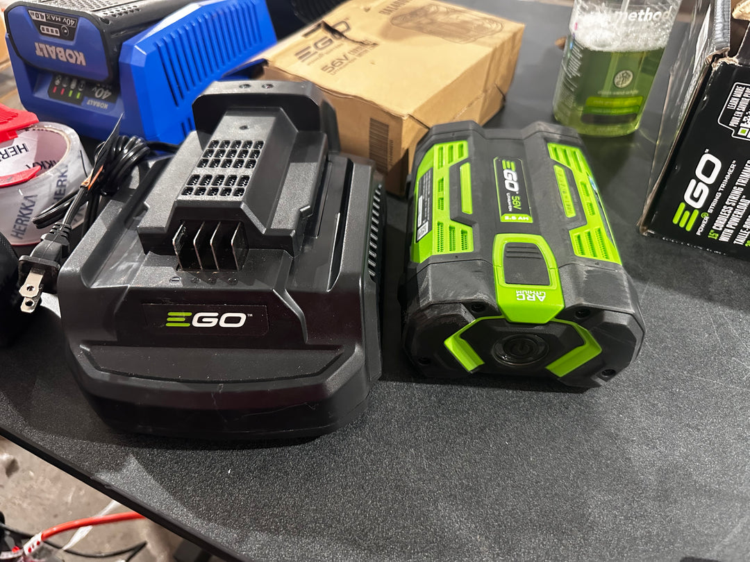 Desbrozadora de hilo a batería de eje dividido de 15 pulgadas y 56 voltios EGO POWERLOAD de 2,5 Ah (batería y cargador incluidos)