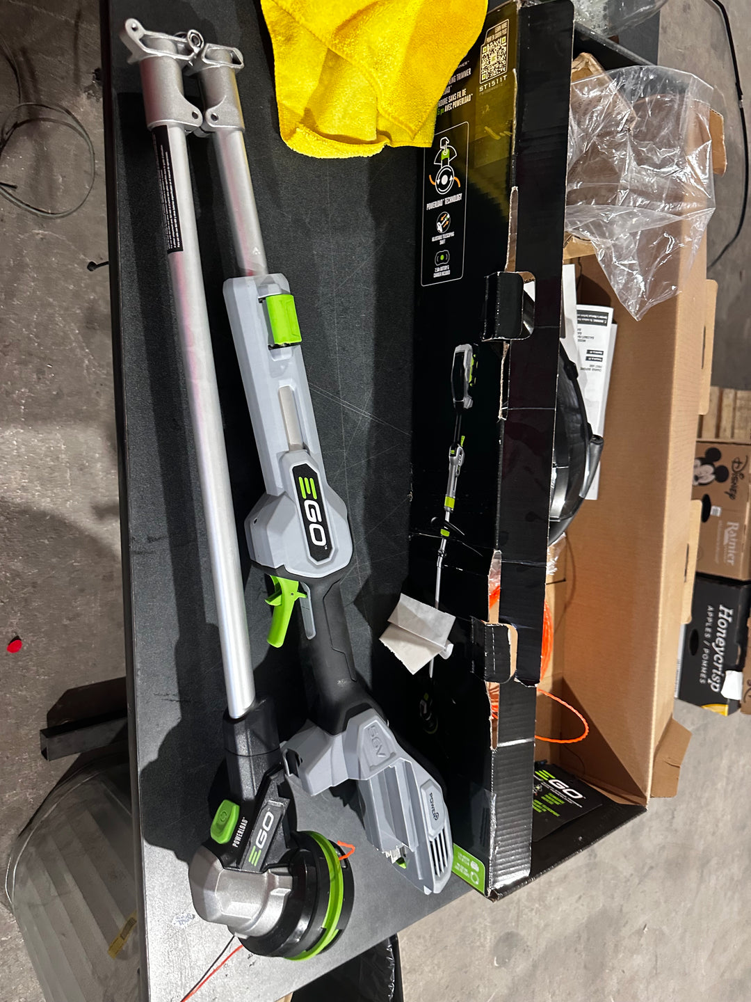 Desbrozadora de hilo a batería de eje dividido de 15 pulgadas y 56 voltios EGO POWERLOAD de 2,5 Ah (batería y cargador incluidos)