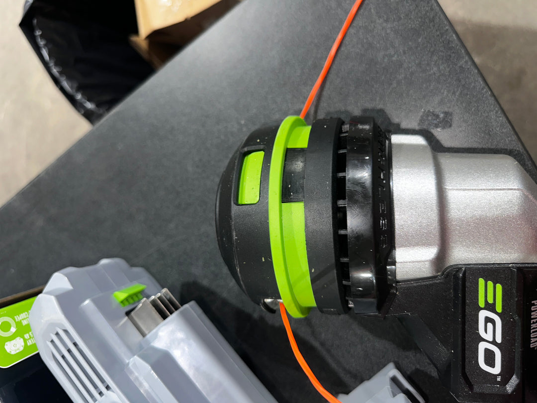 Desbrozadora de hilo a batería de eje dividido de 15 pulgadas y 56 voltios EGO POWERLOAD de 2,5 Ah (batería y cargador incluidos)