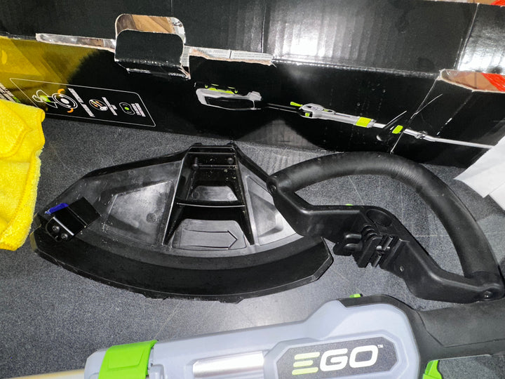Desbrozadora de hilo a batería de eje dividido de 15 pulgadas y 56 voltios EGO POWERLOAD de 2,5 Ah (batería y cargador incluidos)