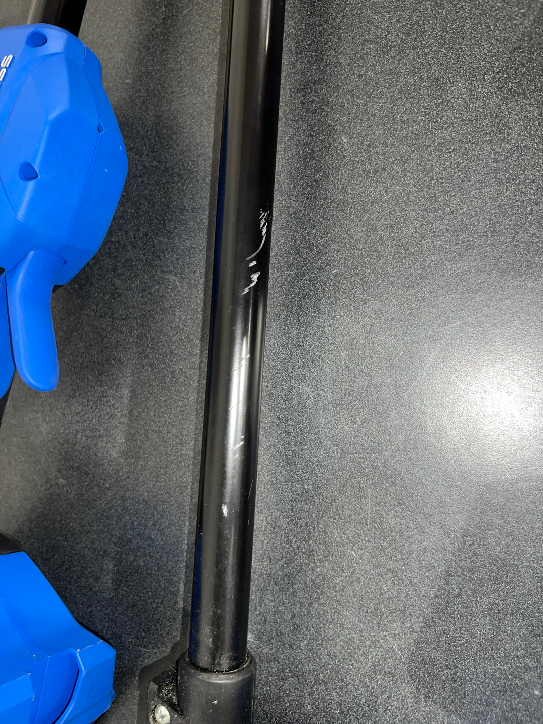 Desbrozadora de hilo Kobalt de 40 V máx., 15 pulgadas, con eje recto y batería de 4 Ah (batería y cargador incluidos) (caja abierta)