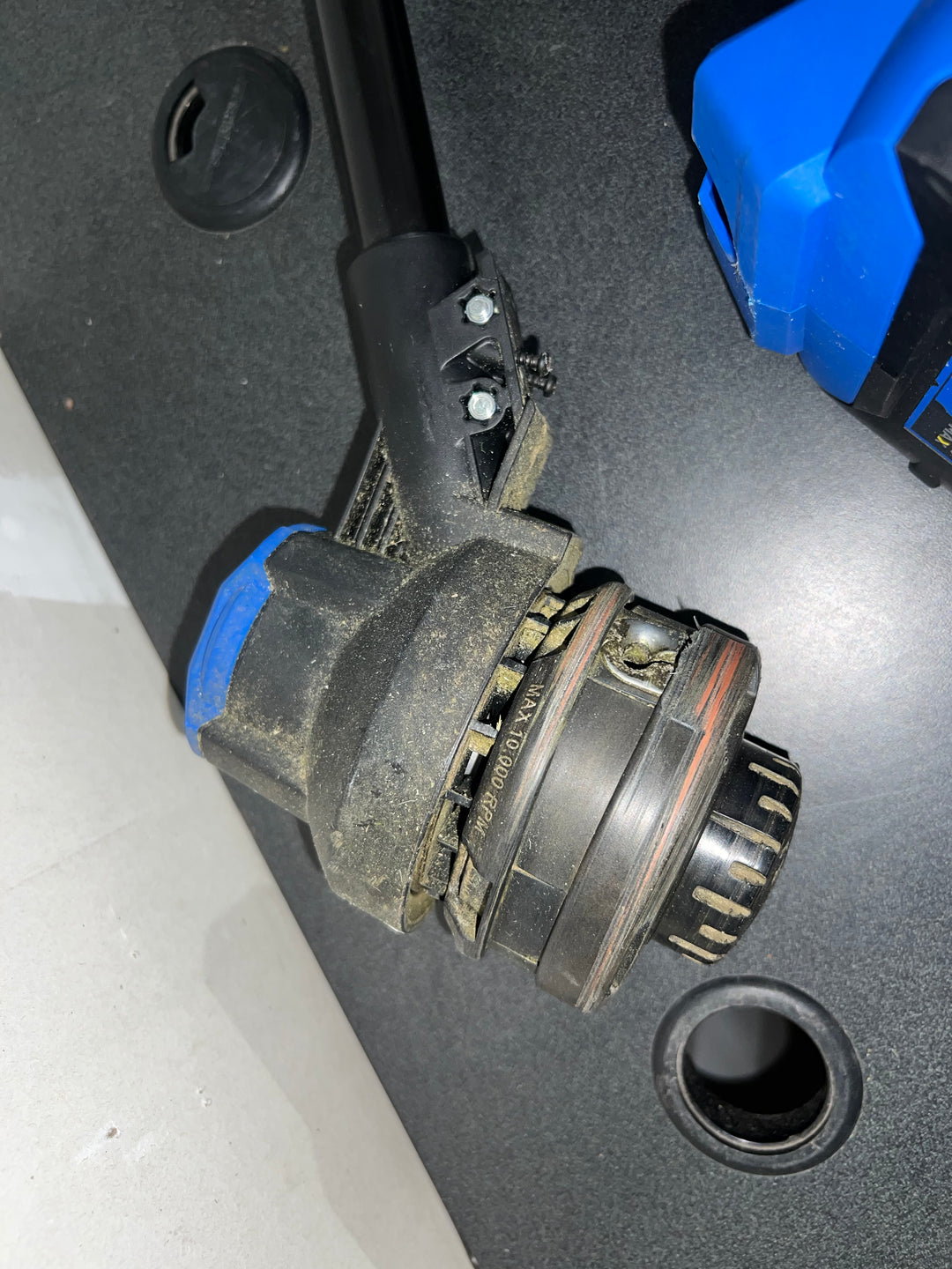 Desbrozadora de hilo Kobalt de 40 V máx., 15 pulgadas, con eje recto y batería de 4 Ah (batería y cargador incluidos) (caja abierta)