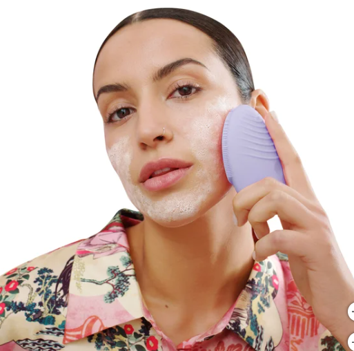 Dispositivo de masaje facial limpiador y reafirmante FOREO LUNA 3 + limpiador espumoso de 0.67 fl oz (nuevo)