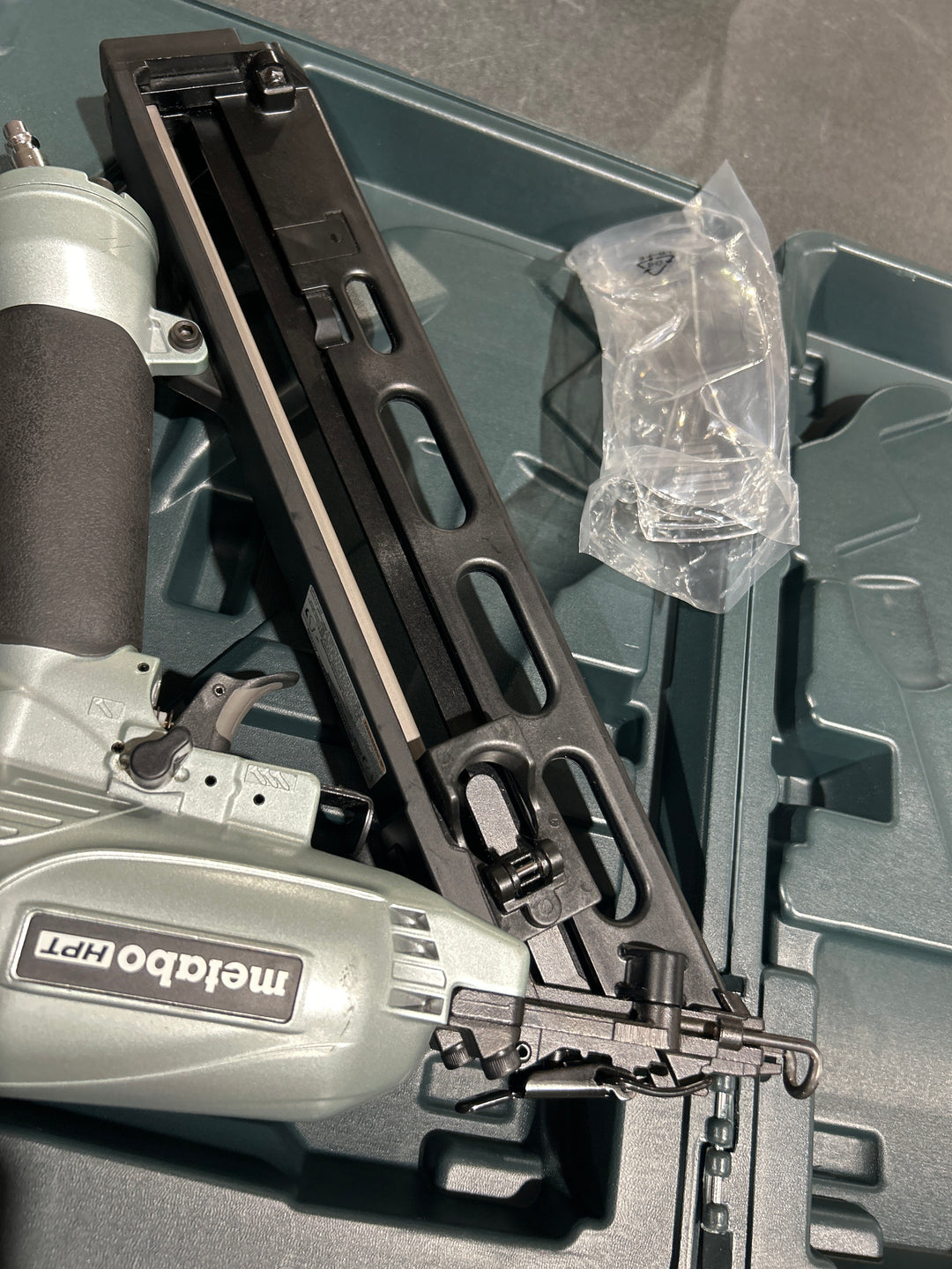 Metabo HPT 2-1/2-in 15 -Gauge Pneumatic Angled Finish Nailer (USED)