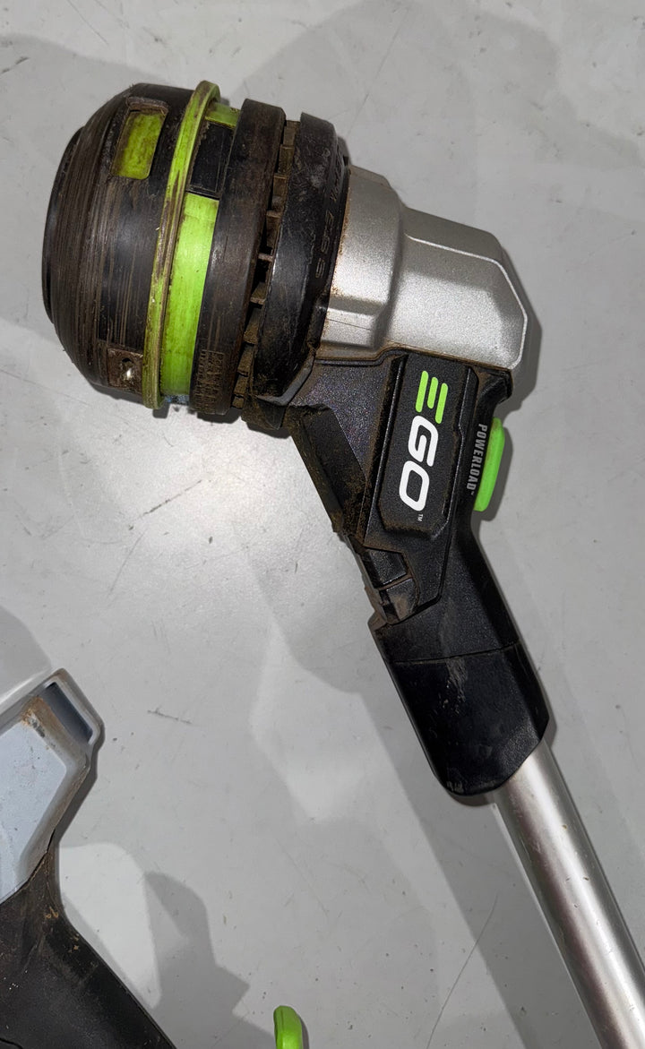 Desbrozadora de hilo a batería de eje dividido de 15 pulgadas y 56 voltios EGO POWERLOAD de 2,5 Ah (batería y cargador incluidos) 