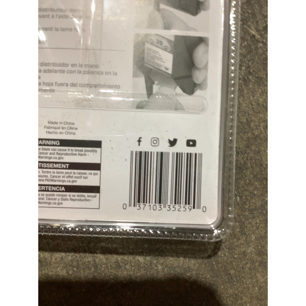 Lot # 1375 Crescent 35 Piece Hook Utility Blade Pack $7.00