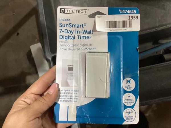 Lot # 1353 Utilitech SunSmart 7-Day In-wall Digital Timer $34.98