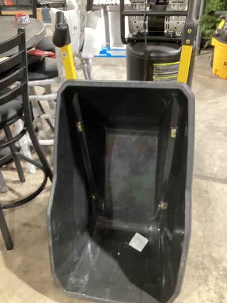 Lot # 2160 Gorilla Carts 7-cu ft Poly Yard Cart $149