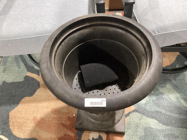 Lot # 2047 allen+roth Urn 18.75in W Black Rubber Planter $75