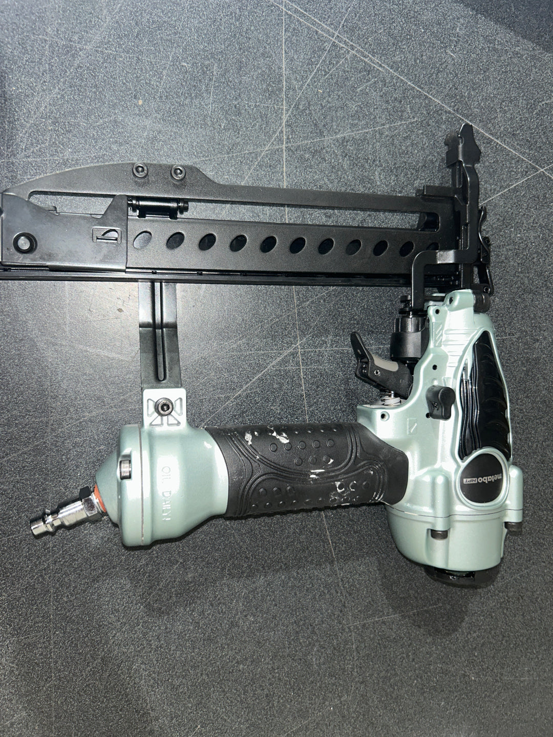 Grapadora neumática Metabo HPT calibre 18 de 1/4 pulg. con corona estrecha (USADA)