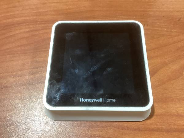 Lot # 300 Honeywell Home  White Smart Wi-Fi Thermostat T9800WK012 Used  $149