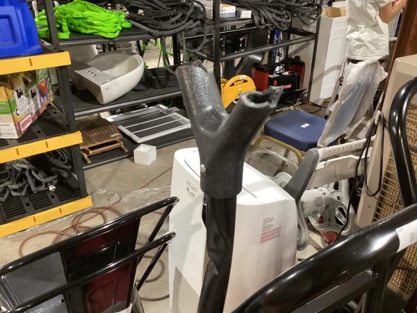 Lot # 1888 Suncast 24-in Poly Snow Shovel $27