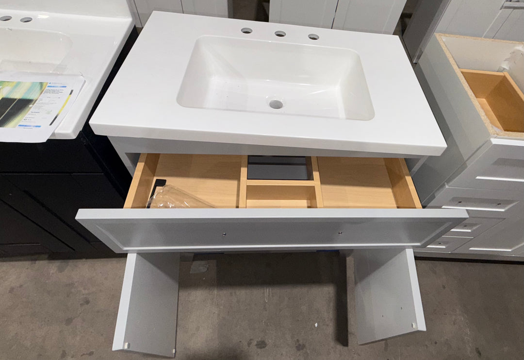 Tocador de baño Style Selections Davies de 30 pulgadas con lavabo individual gris y cubierta de mármol cultivado blanco (espejo incluido) (caja abierta) 