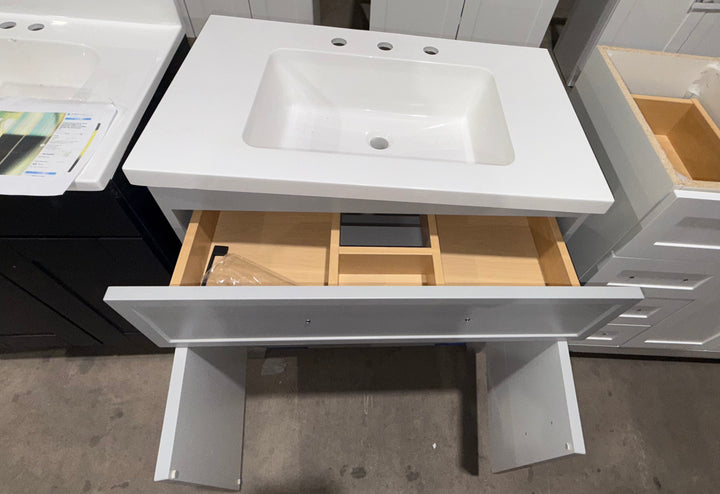 Tocador de baño Style Selections Davies de 30 pulgadas con lavabo individual gris y cubierta de mármol cultivado blanco (espejo incluido) (caja abierta) 