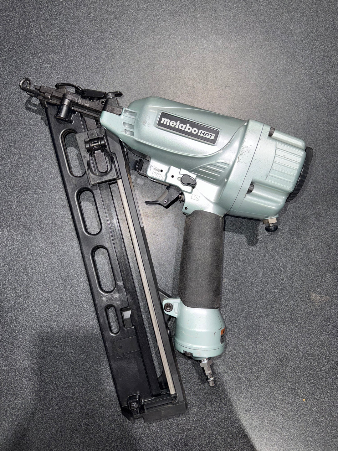 Metabo HPT 2-1/2-in 15 -Gauge Pneumatic Angled Finish Nailer (Used)