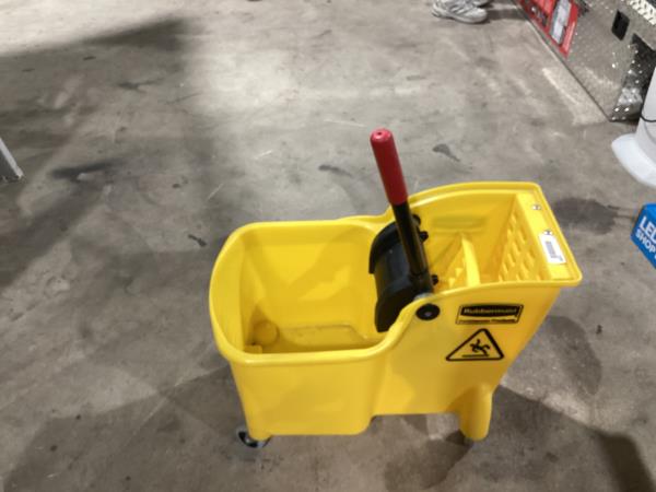 Lot # 2193 Rubbermaid Tandem 29.3 L Bucket with Juicer $50