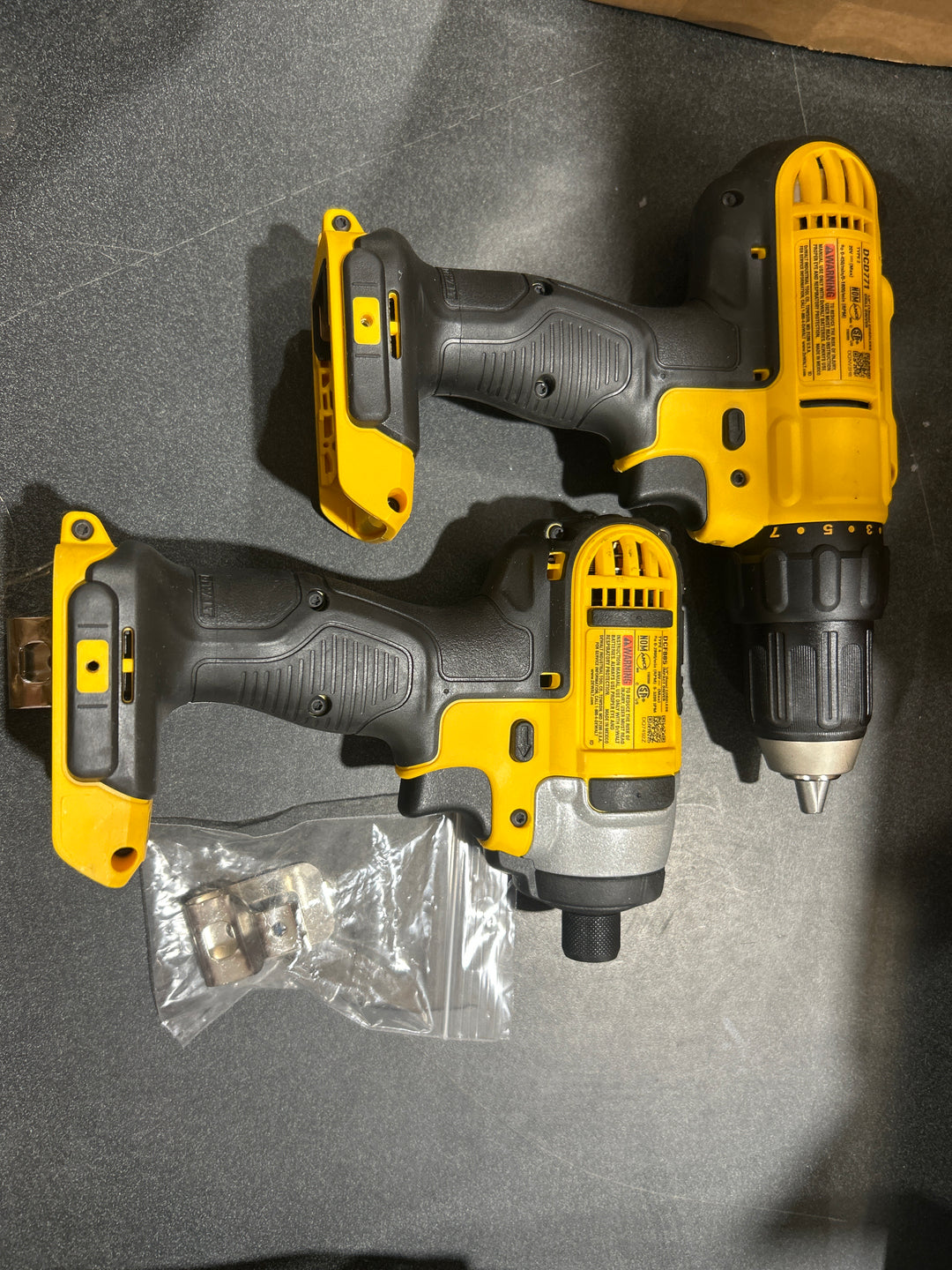 Kit combinado de taladro inalámbrico y atornillador de impacto DEWALT 20V MAX (SIN BATERÍA) (USADO)
