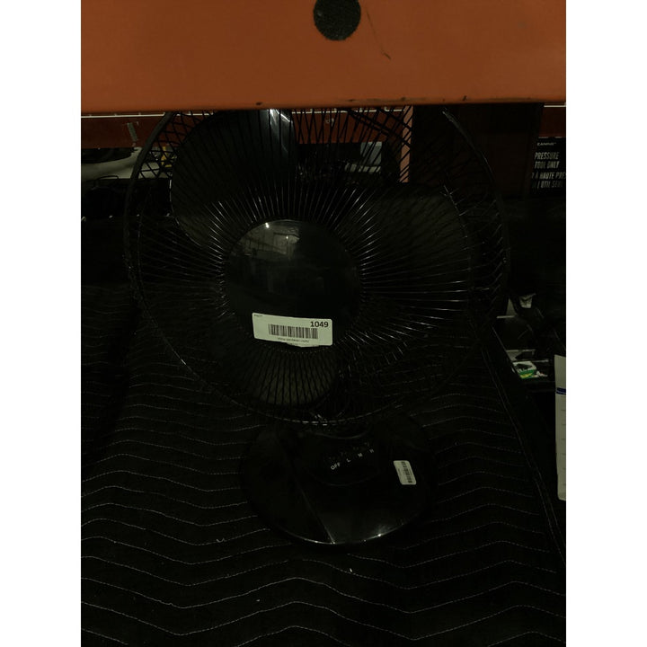 Lot # 1049 Midea Table Fan FT30-8MBA, Oscillating, 3-Speed, Thermally Protected, Black