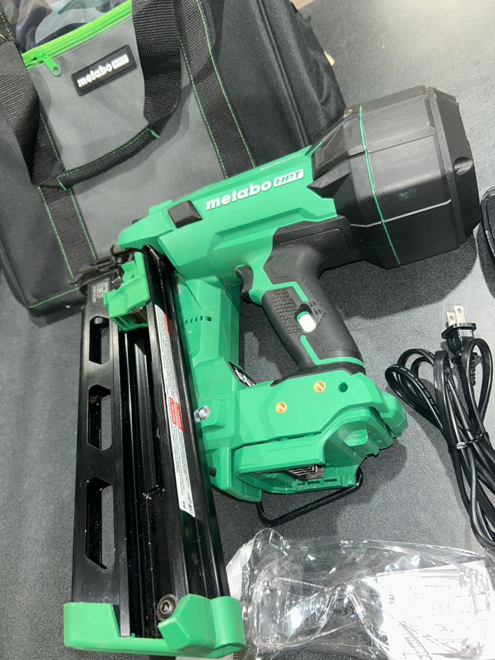 Metabo HPT Multi-Volt 3-1/2-in 21 -Degree Cordless Roundhead Framing Nailer (Battery Included and Charger Included)(used)