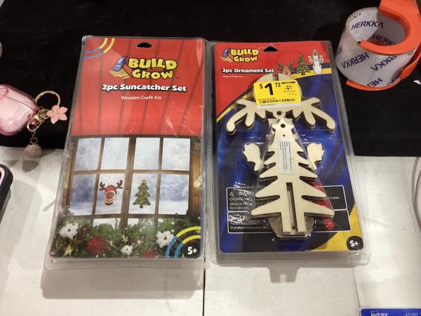 Lot # 816 LOWES KIDS Christmas Build and Grow Set Kit