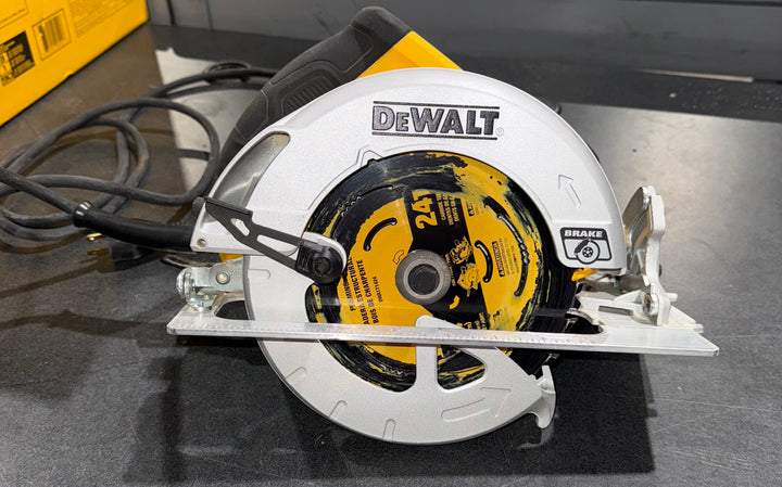 DEWALT 7-1/4-in Lightweight Circular Saw with Electric Brake Used