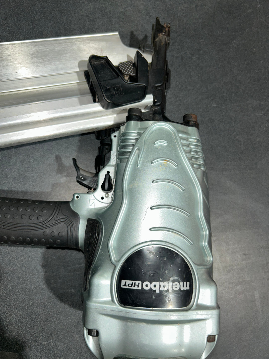 Clavadora neumática de cabeza redonda Metabo HPT de 3-1/2 pulgadas y 21 grados (usada)