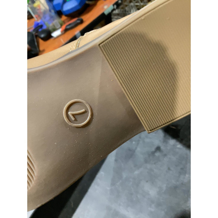 Lot # 262 Universal Thread Sommer Western Boots $31.49