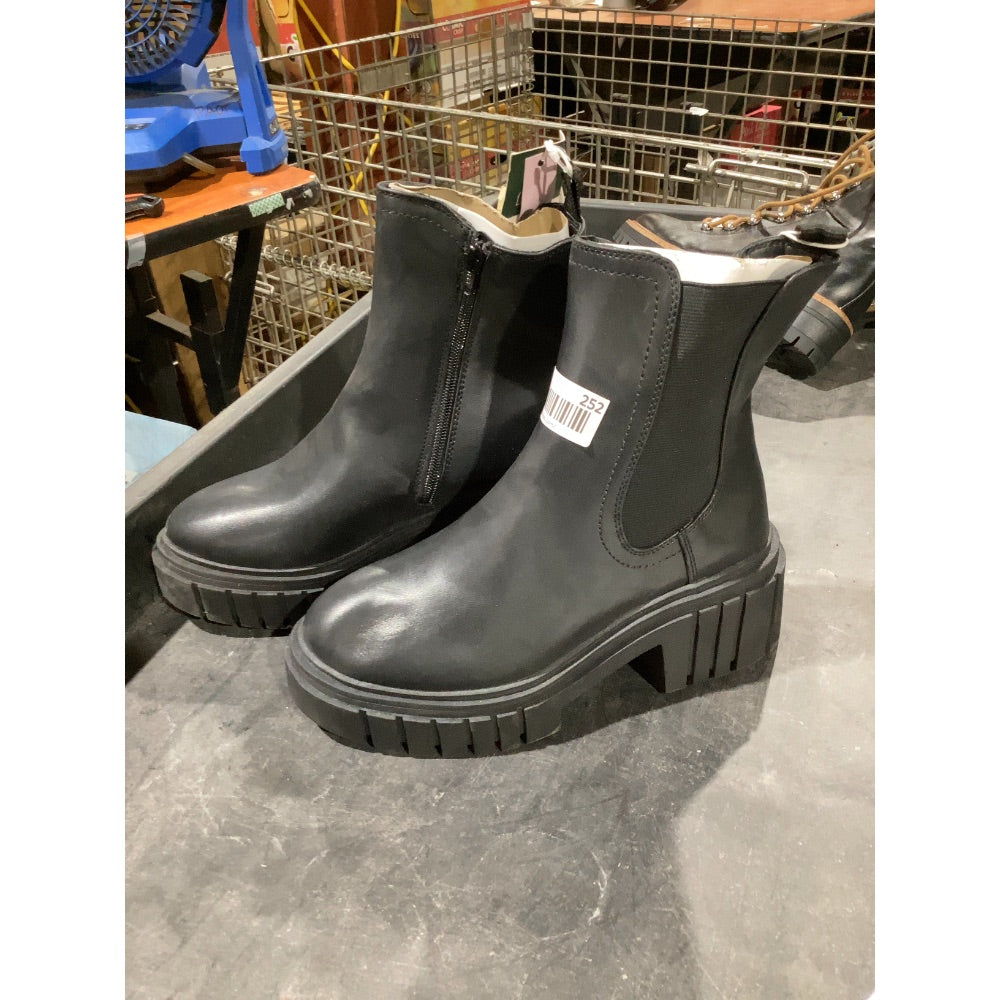 Lot # 252 Wild Fable Chelsea Boots $28.00