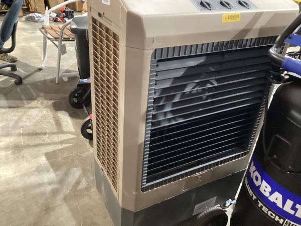 Lot # 1891 Hessaire 5, 300 cfm 3-speed portable evaporative cooler $620