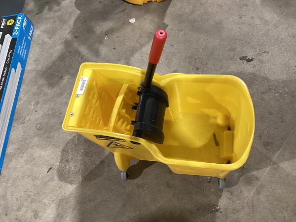 Lot # 2193 Rubbermaid Tandem 29.3 L Bucket with Juicer $50