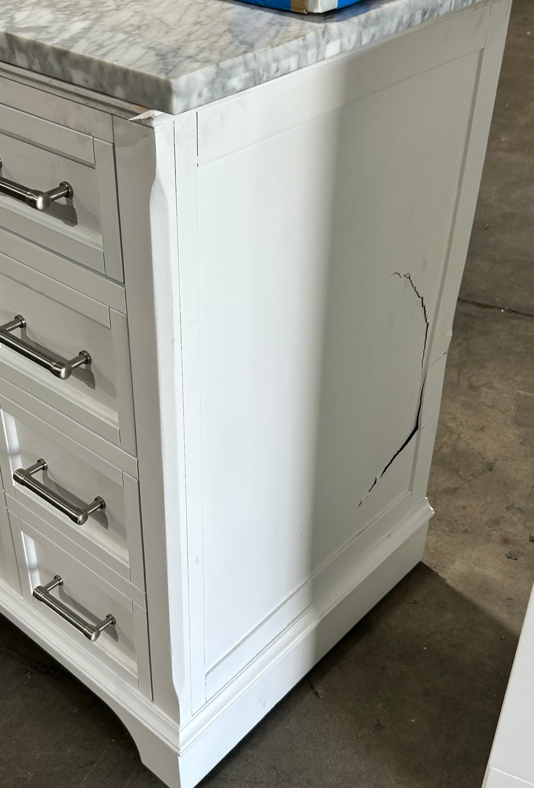 Mueble de baño Allen + Roth Roveland de 36 pulgadas, blanco, con lavabo individual bajo encimera y cubierta de mármol natural de Carrara (dañado) 