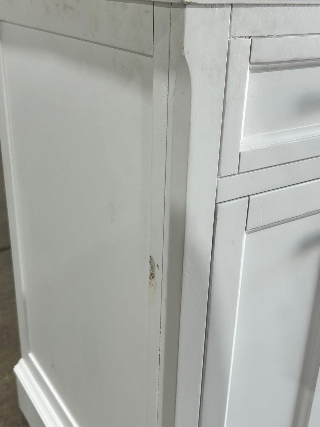 Mueble de baño Allen + Roth Roveland de 36 pulgadas, blanco, con lavabo individual bajo encimera y cubierta de mármol natural de Carrara (dañado) 