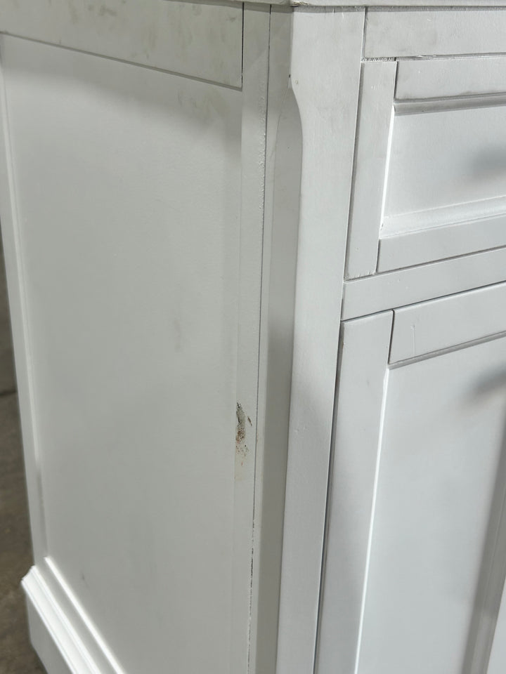 Mueble de baño Allen + Roth Roveland de 36 pulgadas, blanco, con lavabo individual bajo encimera y cubierta de mármol natural de Carrara (dañado) 