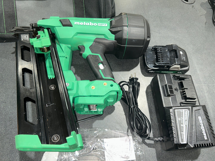 Metabo HPT Multi-Volt 3-1/2-in 21 -Degree Cordless Roundhead Framing Nailer (Battery Included and Charger Included)(used)