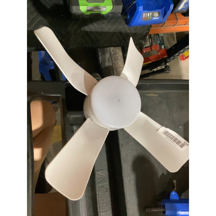 Lot # 620 Emson 8563 Socket Fan Light $25.00