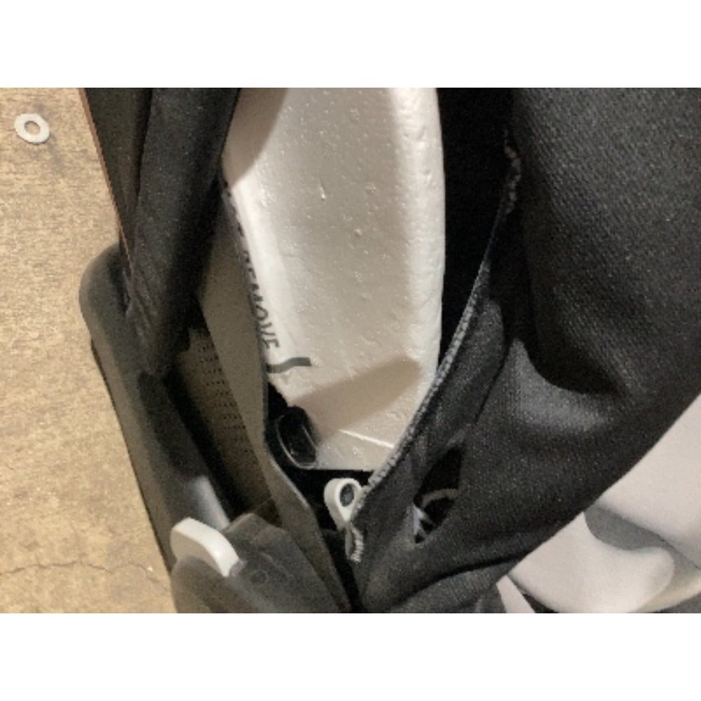 Lot # 632 Maxi-Cosi Infant Car Seat $180