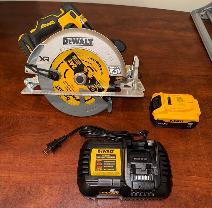 DeWalt 20V MAX Lithium-Ion 7-1/4 in. Cordless Circular Saw battery and charger Kit (Open Box)
