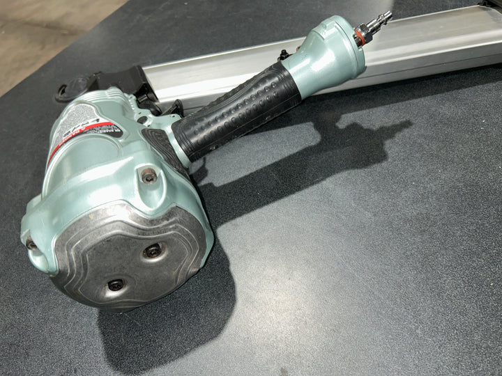 Clavadora neumática de cabeza redonda Metabo HPT de 3-1/2 pulgadas y 21 grados (usada)