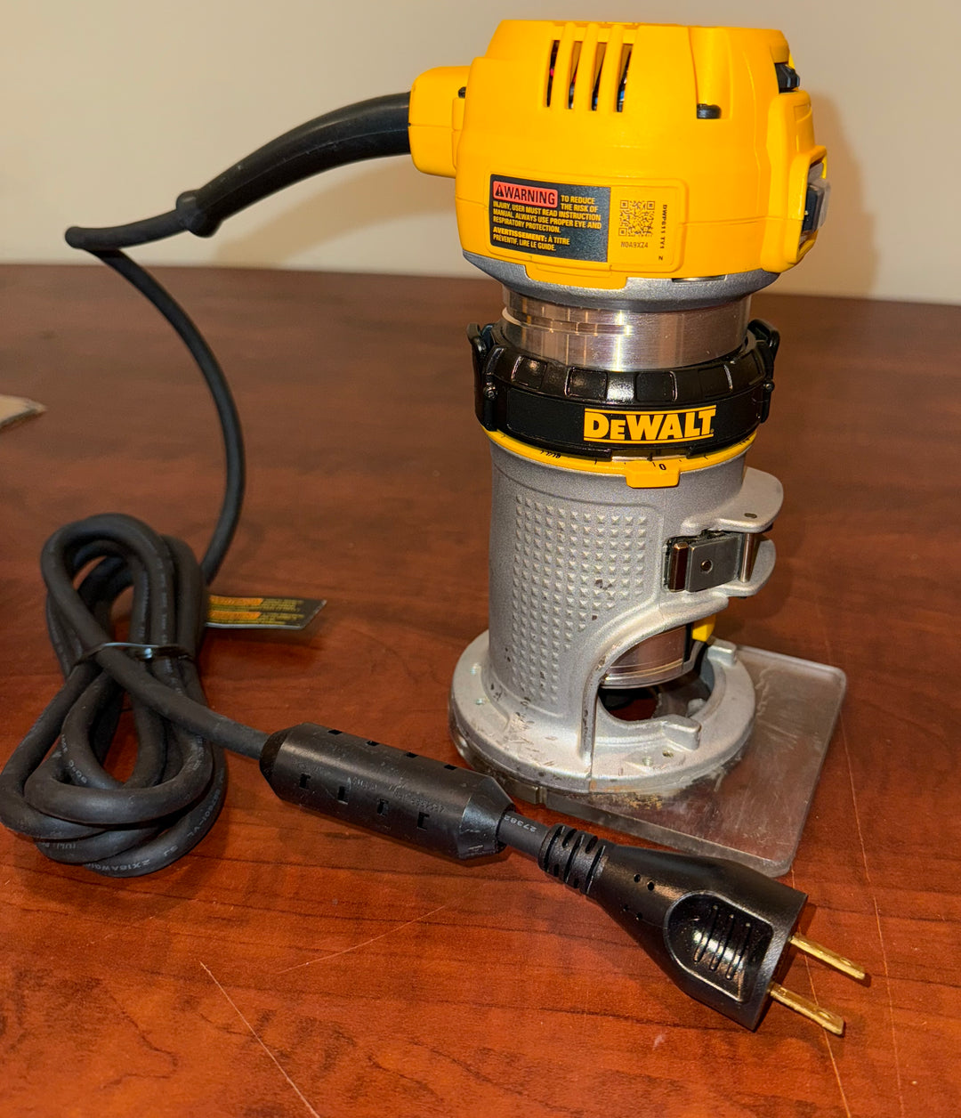 DeWalt 7 Amp Corded 1-1/4 HP Max Torque Compact Router used