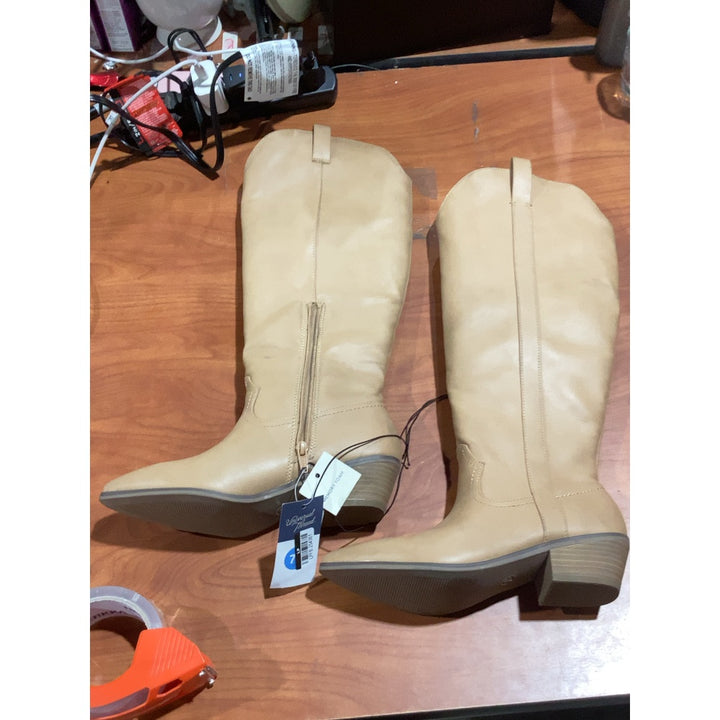 Lot # 129 Universal Thread Sommer Western Boots $31.49