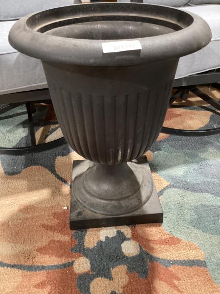 Lot # 2047 allen+roth Urn 18.75in W Black Rubber Planter $75