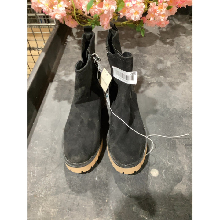 Lot # 265 Universal Thread Chelsea Boots $27.99