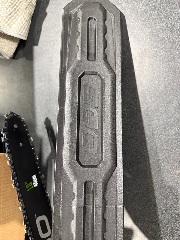 Motosierra EGO POWER+ de 56 voltios y 18 pulgadas con batería de 5 Ah (batería y cargador incluidos)