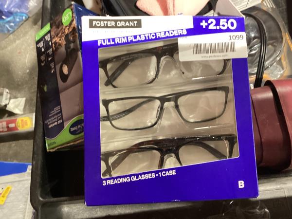Lot # 1099 FOSTER GRANT DESIGN OPTICS Reading Glasses 3Pck