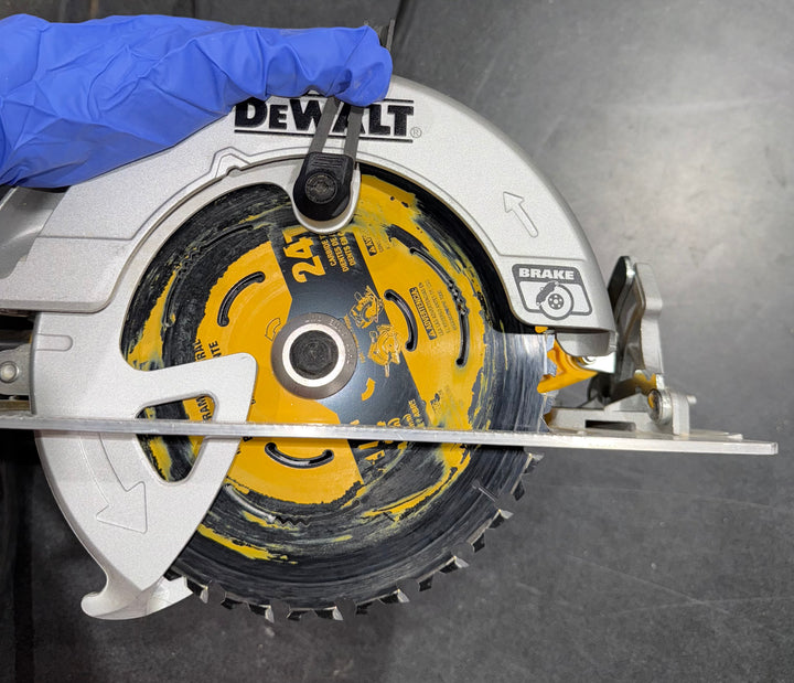 DEWALT 7-1/4-in Lightweight Circular Saw with Electric Brake Used