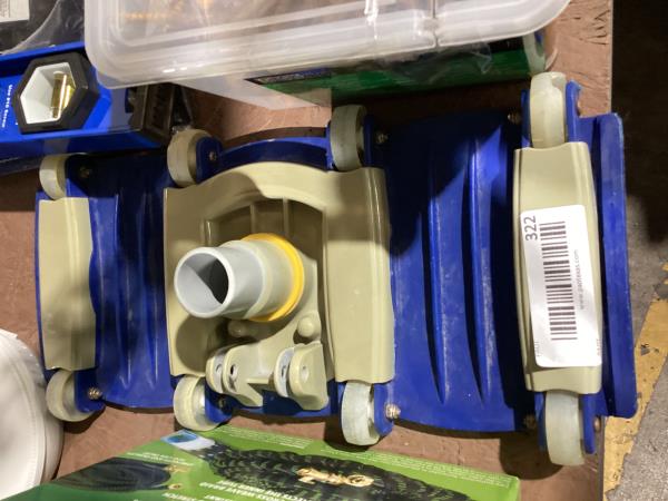 Lot # 322 Vacuum Head Flexible with Side Brush $33