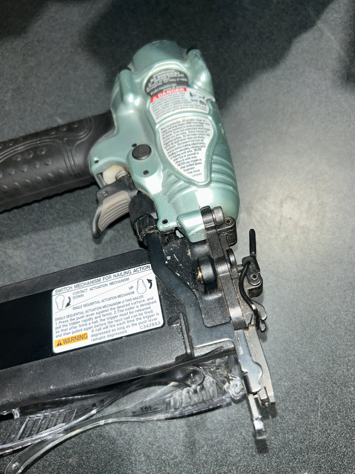 Clavadora neumática de clavos rectos Metabo HPT de 2 pulgadas y calibre 18 (usada)