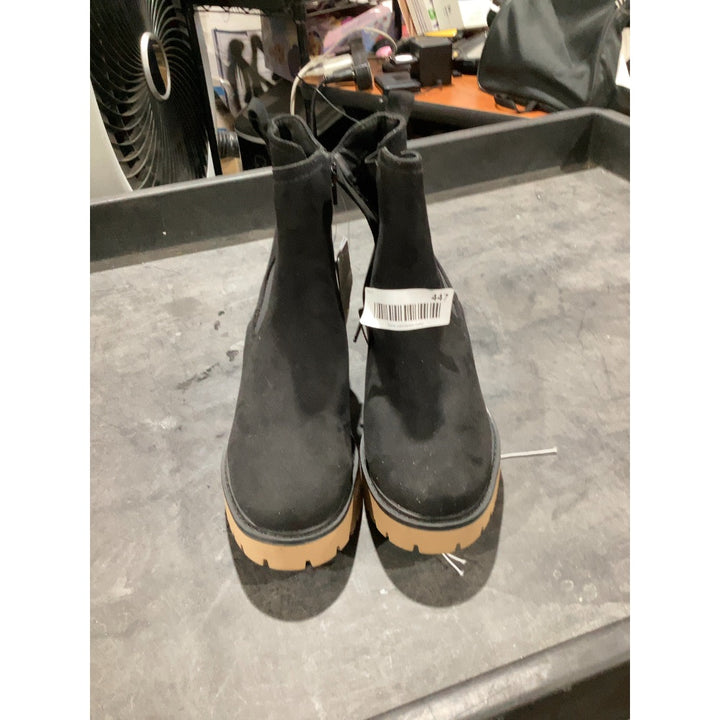 Lot # 447 Universal Thread Chelsea Boots $27.99